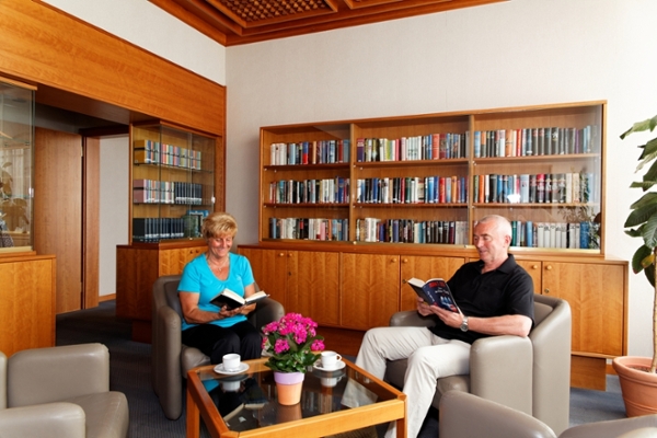 Zwei Pesronen sitzen in der Bibliothek und lesen Zwei Pesronen sitzen in der Bibliothek und lesen