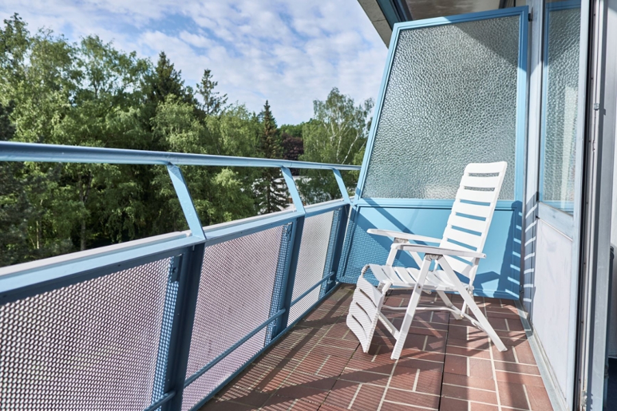 Balkon mit Liegestuhl Balkon mit Liegestuhl